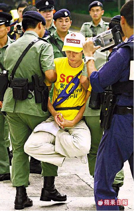 Verhaftung eines meditierenden Falun Gong-Anhängers in Hong Kong