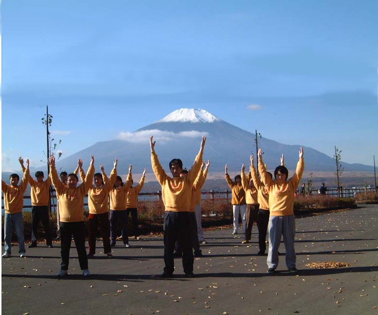 Mount Fuji, Japan. Eine Gruppe von Falun Gong Anhängern beim Üben.